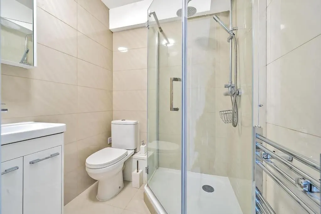 Apartment Modern 3 Bedroom, 3 Bathroom, Parking, River View London