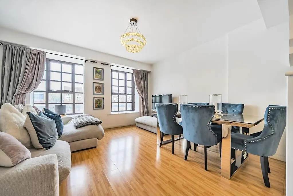 Apartment Modern 3 Bedroom, 3 Bathroom, Parking, River View London