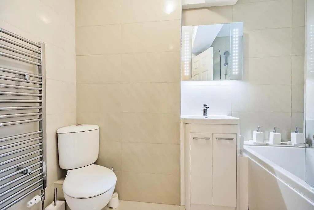 Modern 3 Bedroom, 3 Bathroom, Parking, River View London Apartment