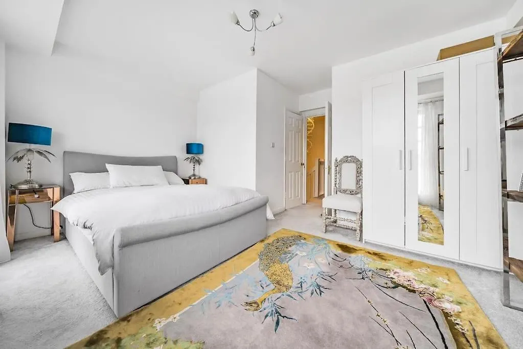 Modern 3 Bedroom, 3 Bathroom, Parking, River View London