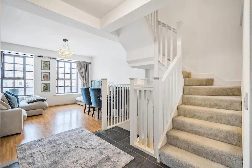 Modern 3 Bedroom, 3 Bathroom, Parking, River View location