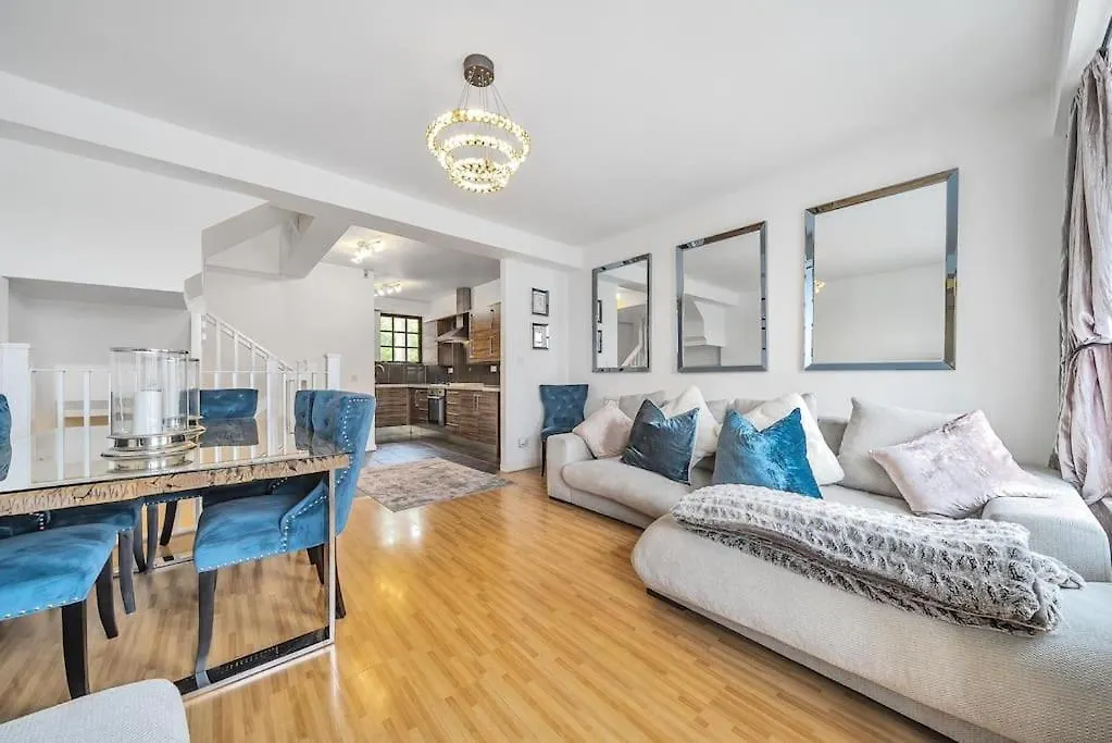 Modern 3 Bedroom, 3 Bathroom, Parking, River View London 0*,  United Kingdom