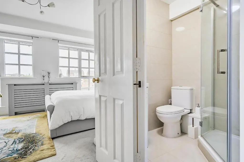 Modern 3 Bedroom, 3 Bathroom, Parking, River View London 0*,