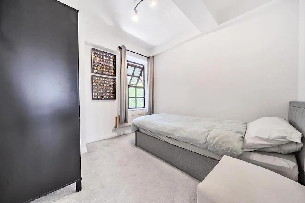 Apartment Modern 3 Bedroom, 3 Bathroom, Parking, River View London