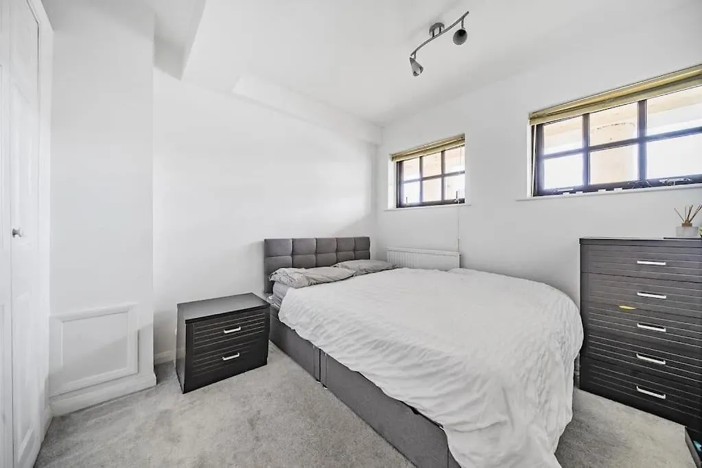 Apartment Modern 3 Bedroom, 3 Bathroom, Parking, River View London United Kingdom