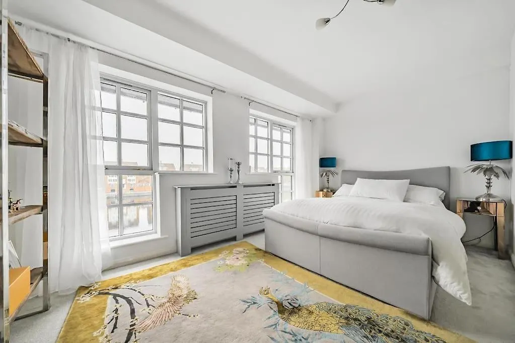 Modern 3 Bedroom, 3 Bathroom, Parking, River View London 0*,  United Kingdom